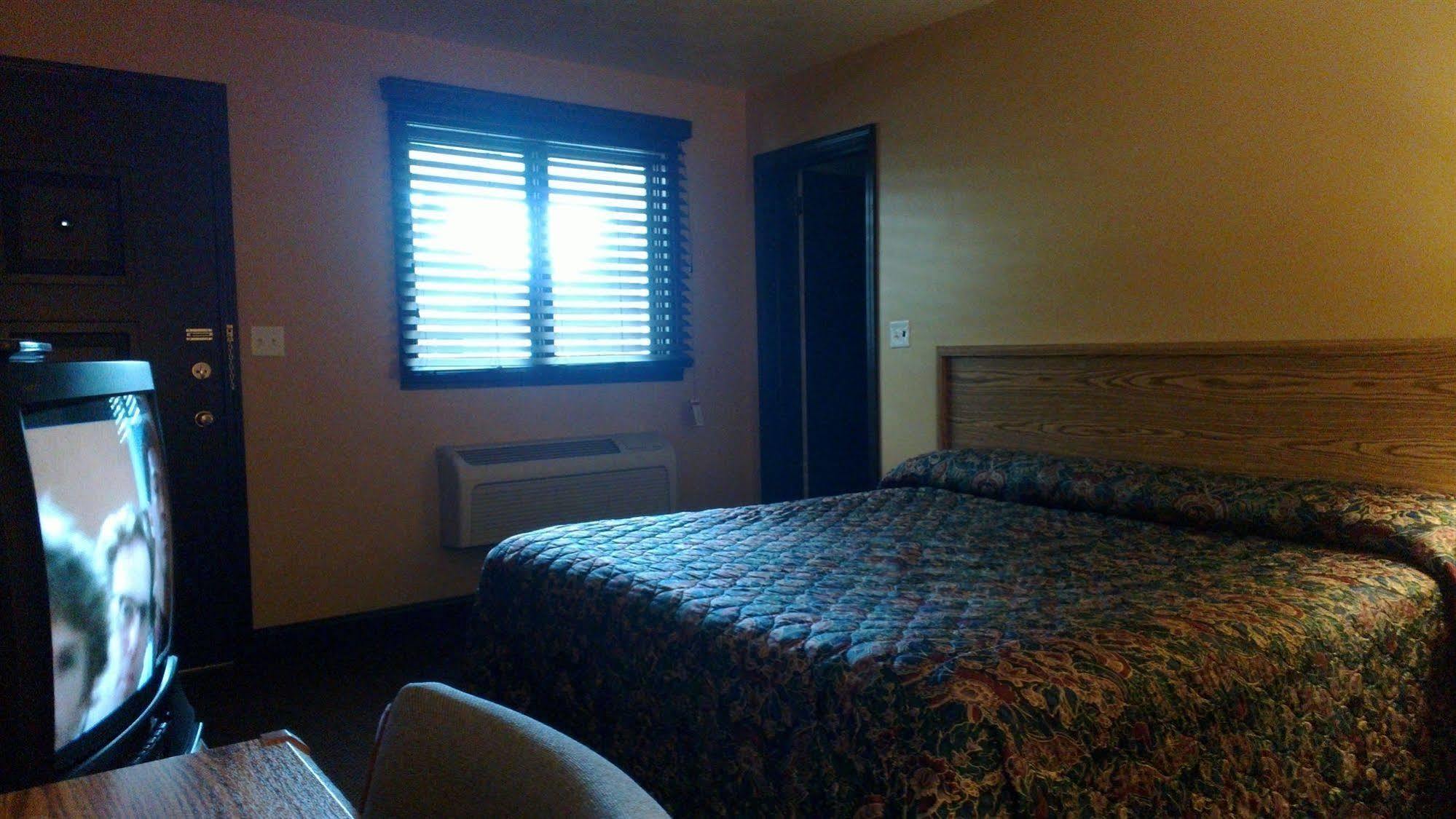 Colonial Mercer-grove Motel